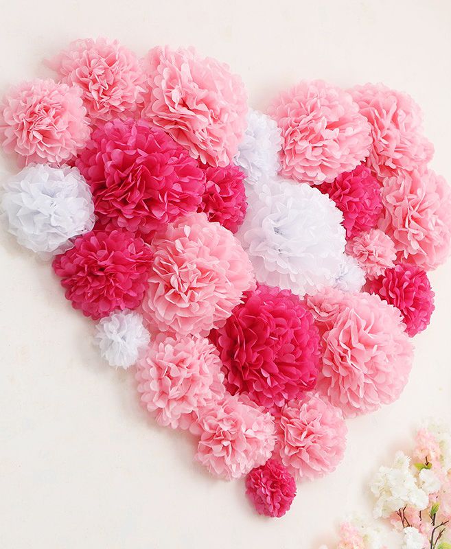 Сердце из красных, малиновых, нежно-розовых и белых помпонов из бумаги - украшение стен